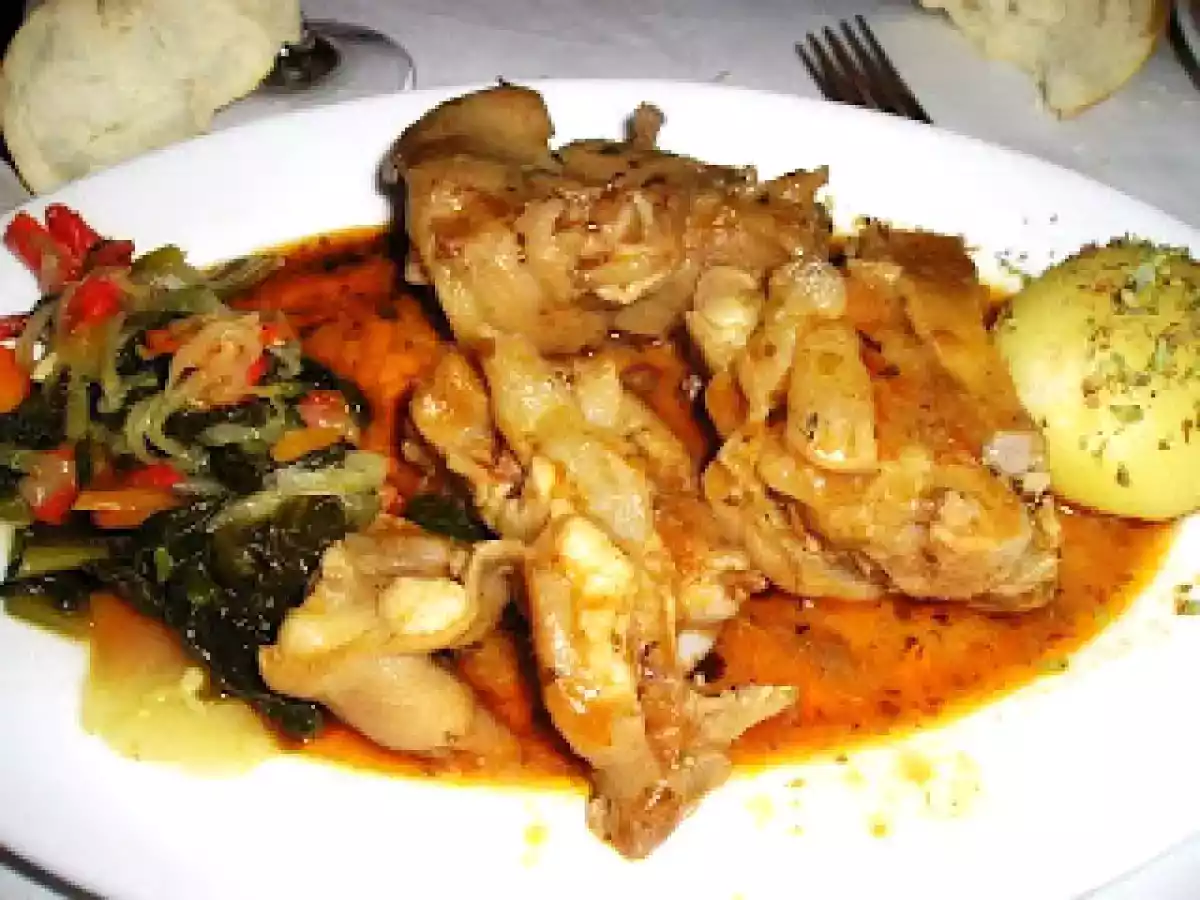 Pies de ministro con salsa de caracoles