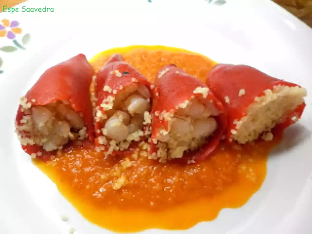 Pimientos de piquillo rellenos de cuscus y gambas al ajillo