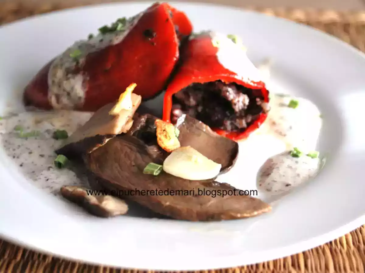 Pimientos de piquillo rellenos de morcilla de burgos con salsa de boletus