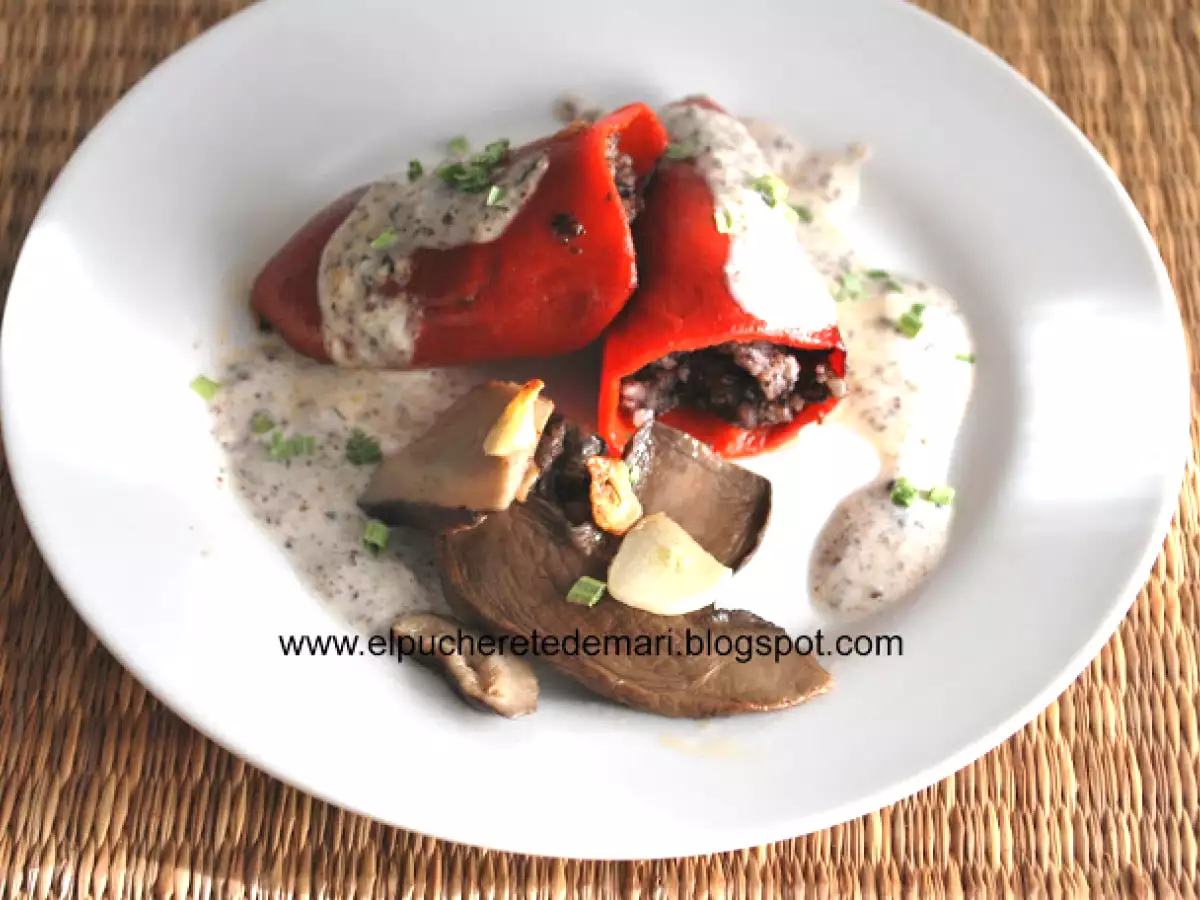 Pimientos de piquillo rellenos de morcilla de burgos con salsa de boletus - foto 3