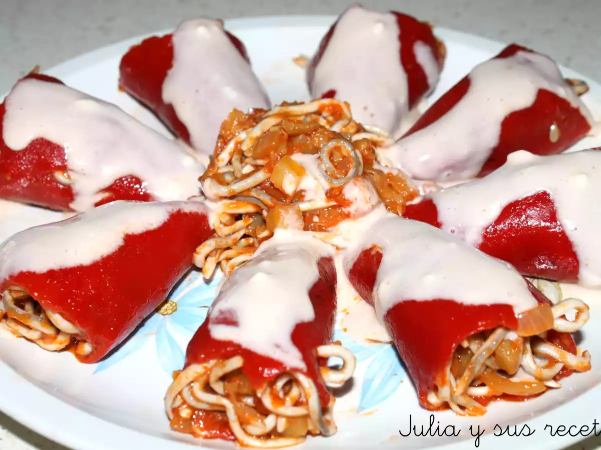 Pimientos de piquillo rellenos de pisto manchego y gulas
