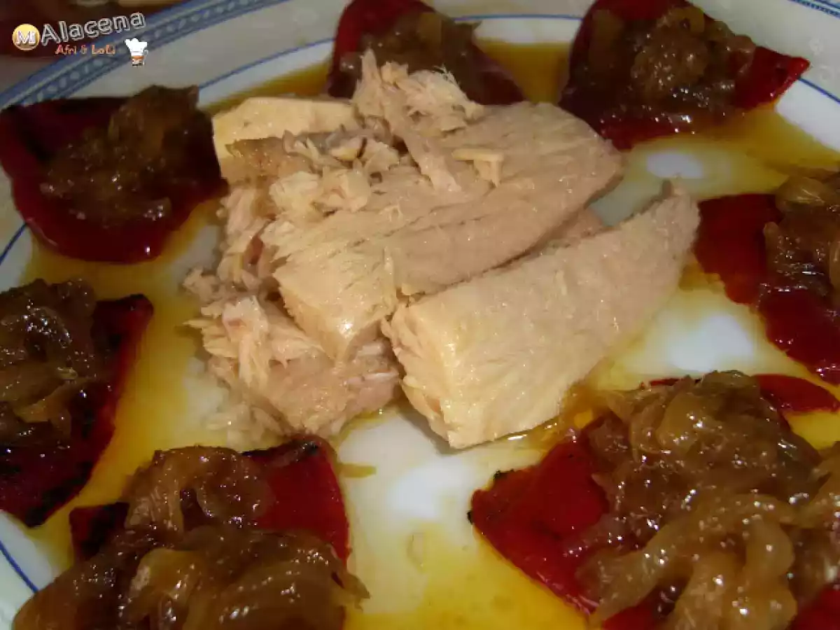 Pimientos del piquillo con cebolla caramelizada y bonito del norte
