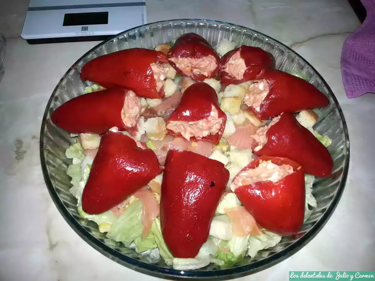 Pimientos del piquillo rellenos de atún sobre ensalada de ahumados