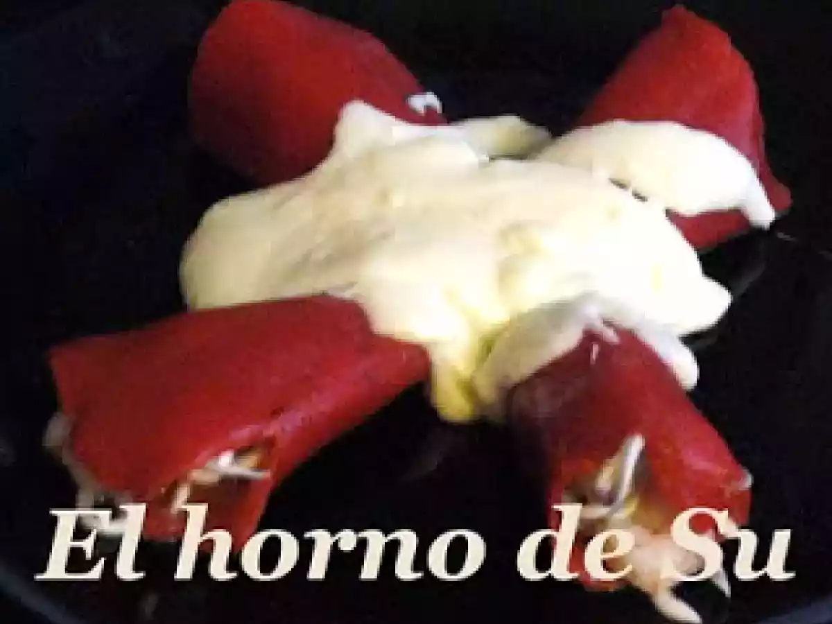 Pimientos del piquillo rellenos de gulas y gambas con isótopo de bechamel