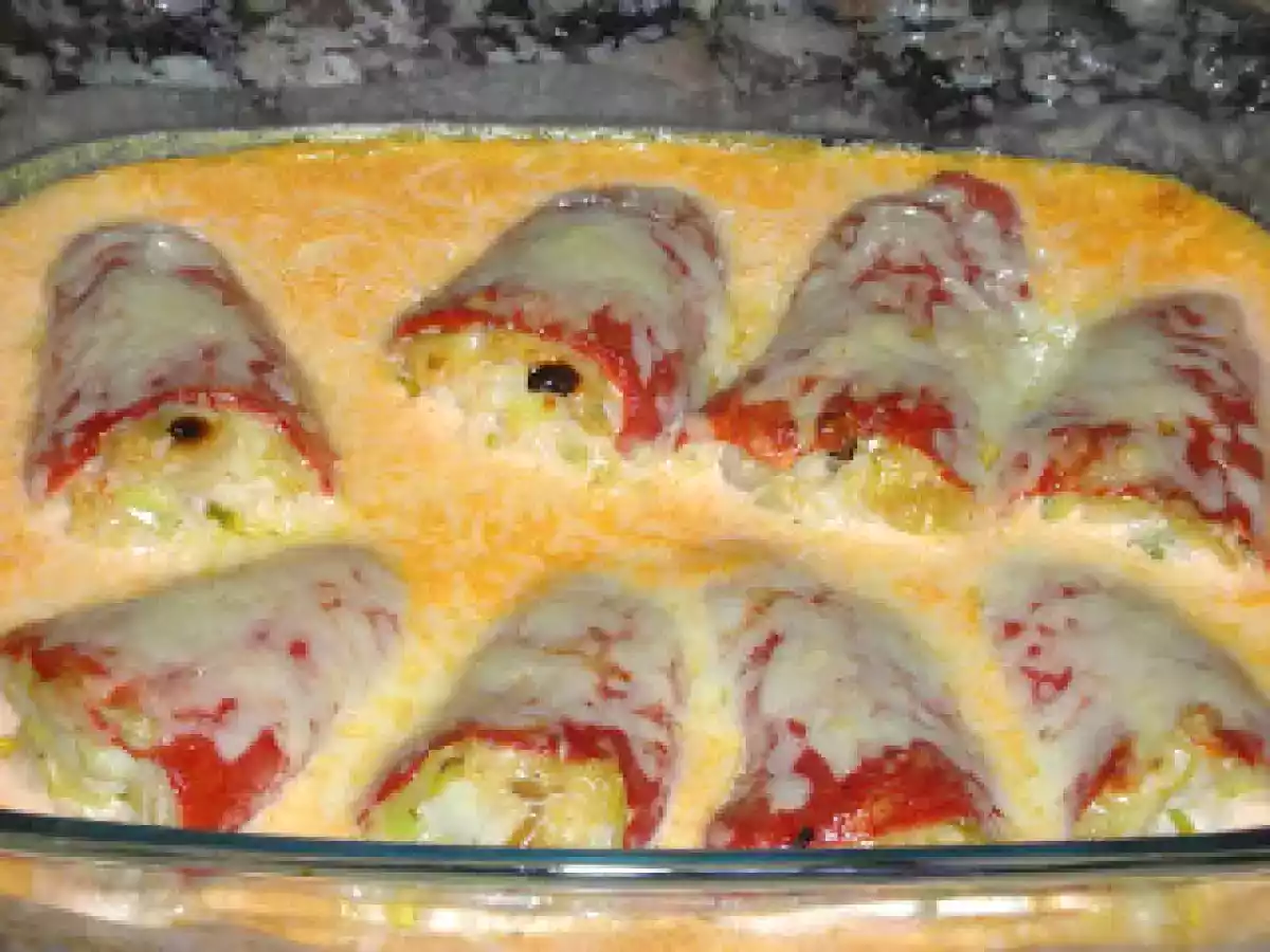 Pimientos del piquillo rellenos de merluza y puerros