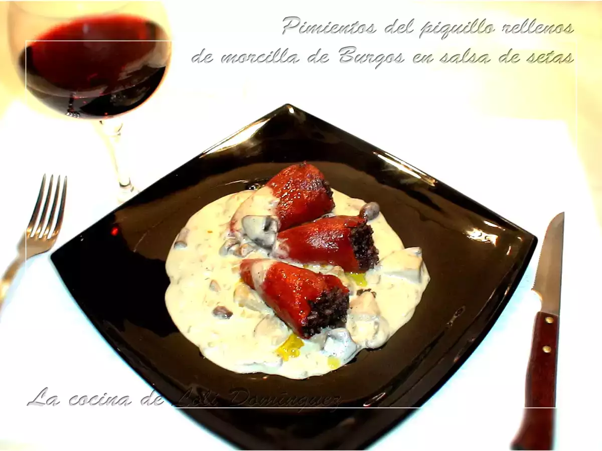 Pimientos del piquillo rellenos de morcilla de Burgos en salsa de setas