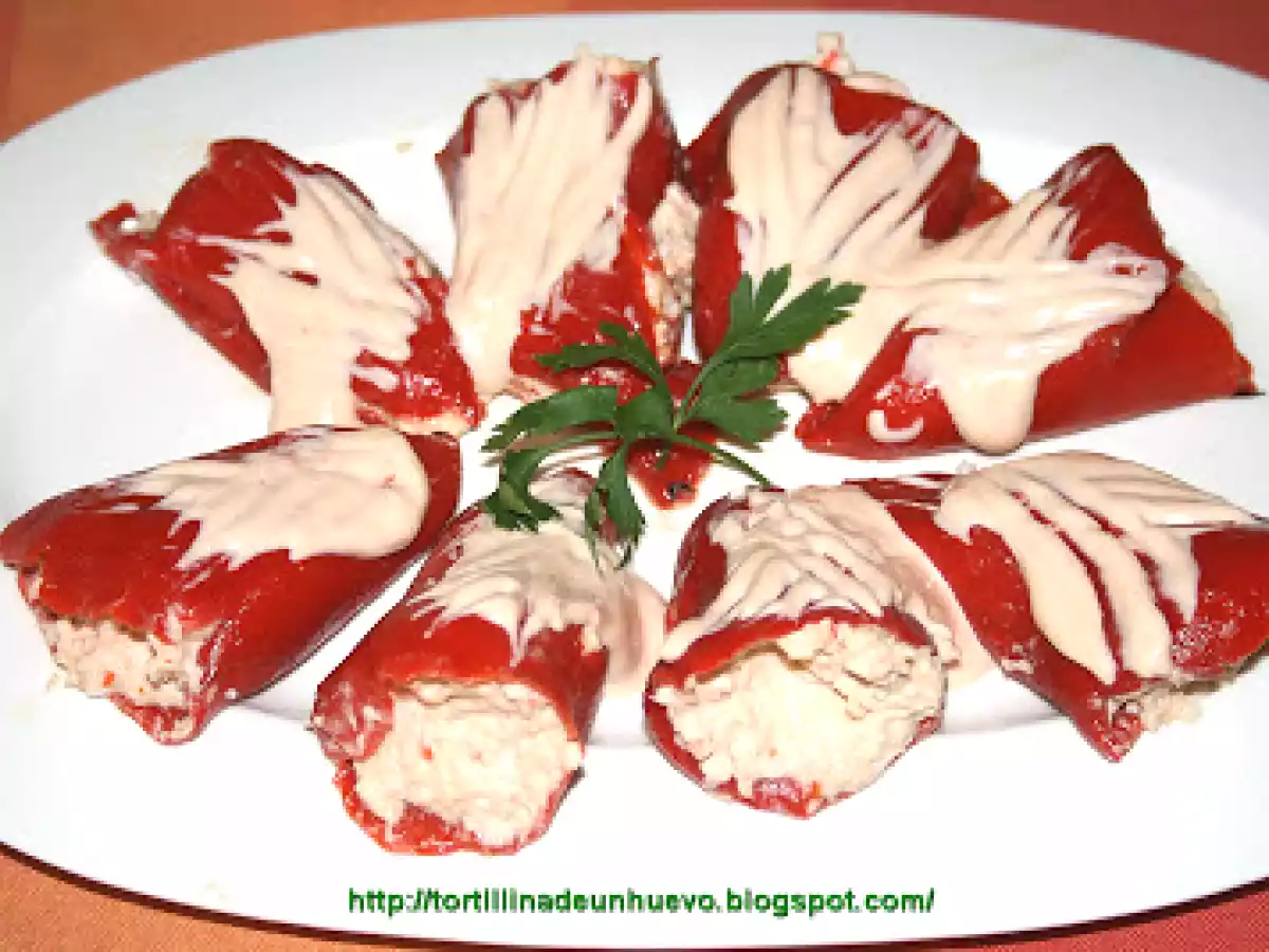 Pimientos del piquillo rellenos de pescado, atún y cangrejo