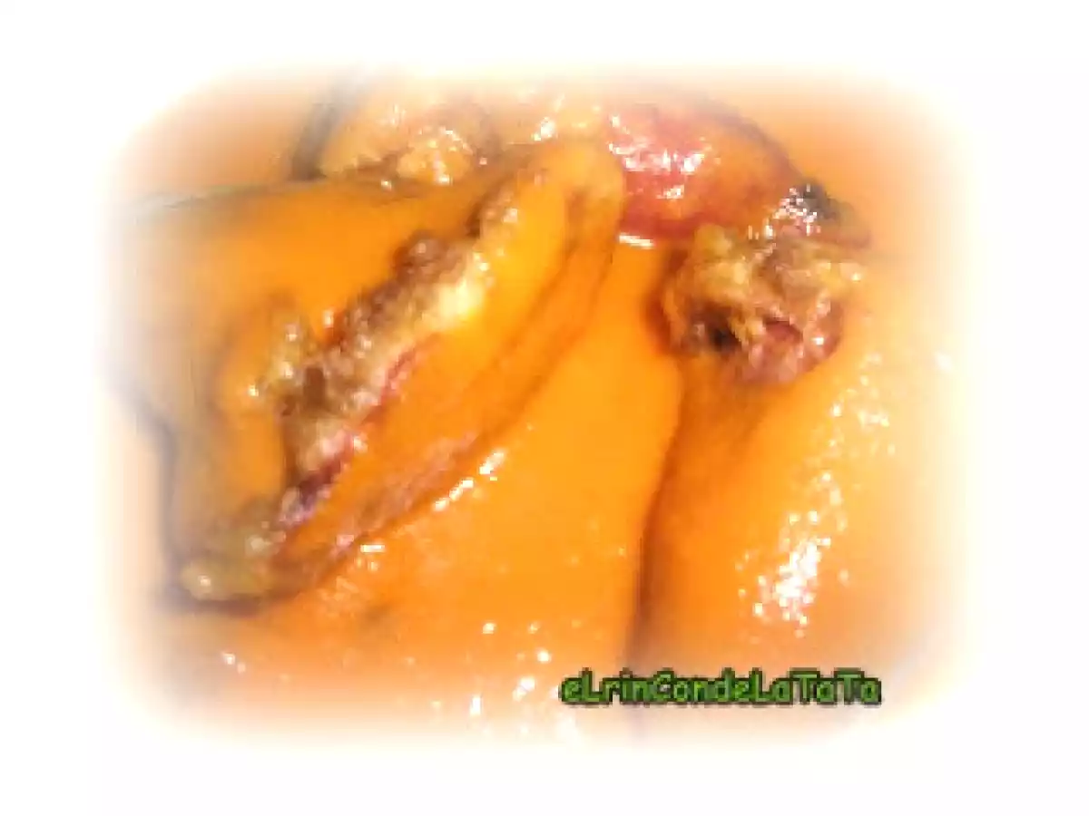 Pimientos del piquillo rellenos en salsa de tomate