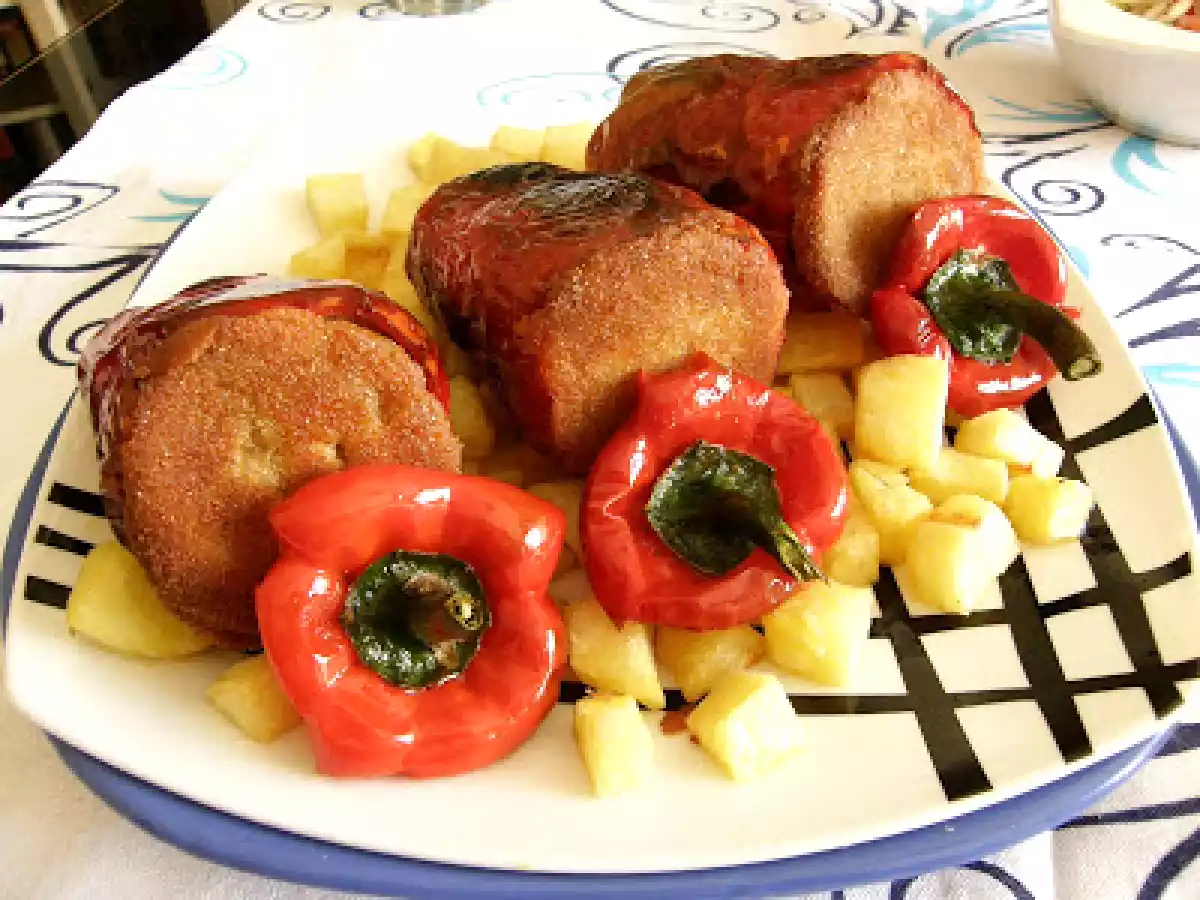 Pimientos fritos rellenos de berenjenas y arroz.