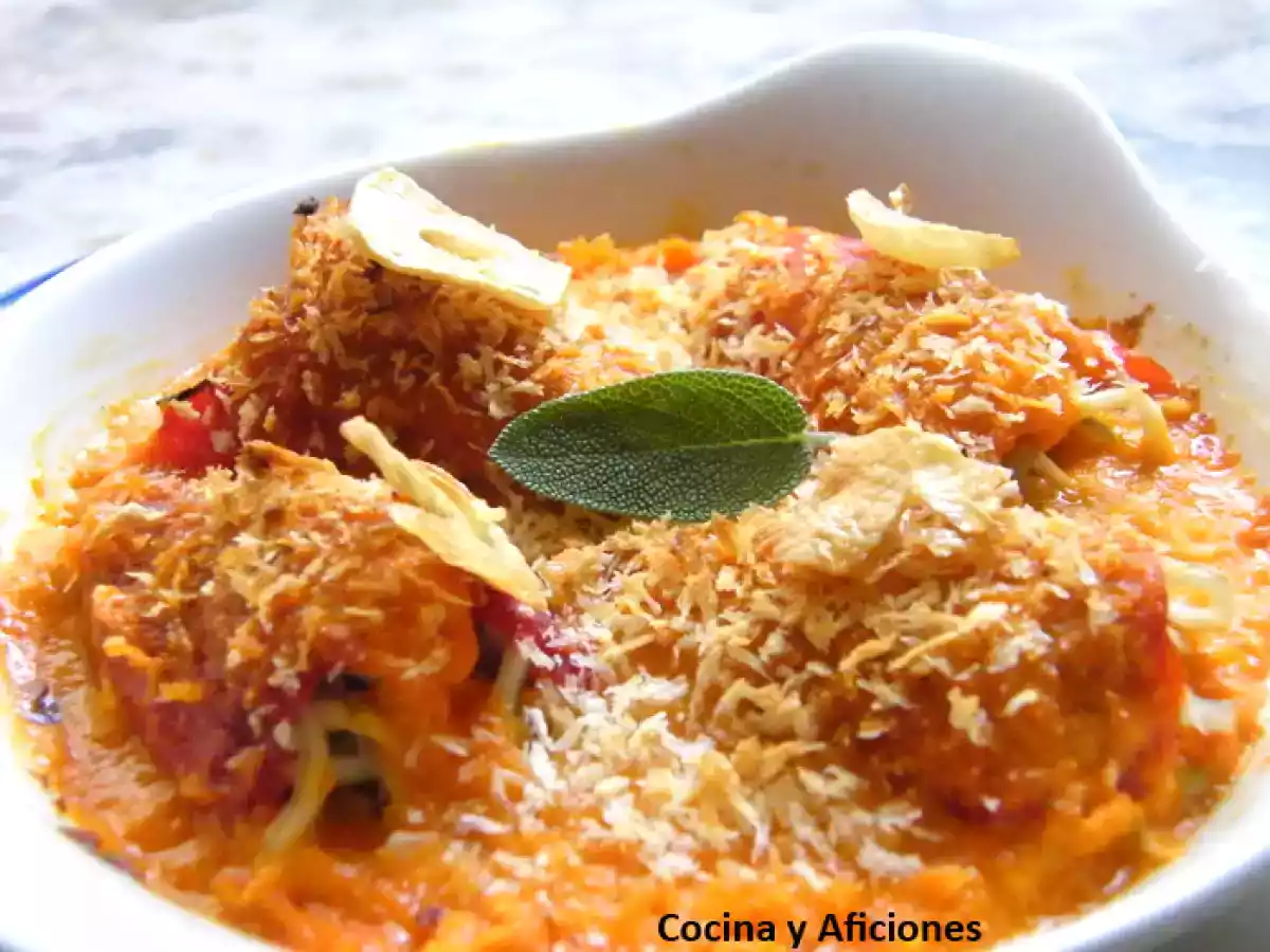 Pimientos rellenos de bacalao y gulas con su salsa