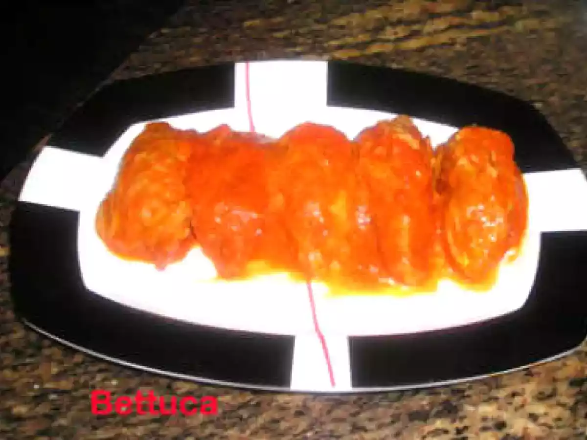 Pimientos rellenos de bacalao y langostino con salsa de piquillo