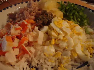 Pimientos rellenos de ensalada de arroz