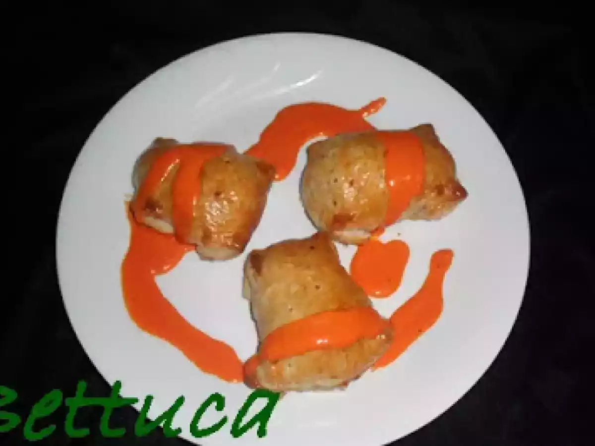 Pimientos rellenos en hojaldre con salsa de piquillos