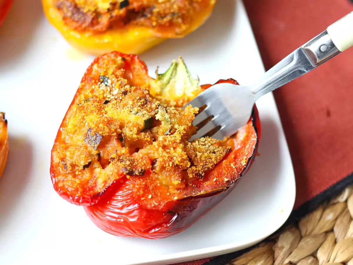 Pimientos rellenos vegetarianos al horno: la receta fácil y sabrosa con verduras y queso mozzarella - foto 2