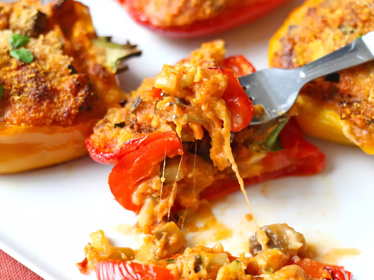 Pimientos rellenos vegetarianos al horno: la receta fácil y sabrosa con verduras y queso mozzarella - foto 5