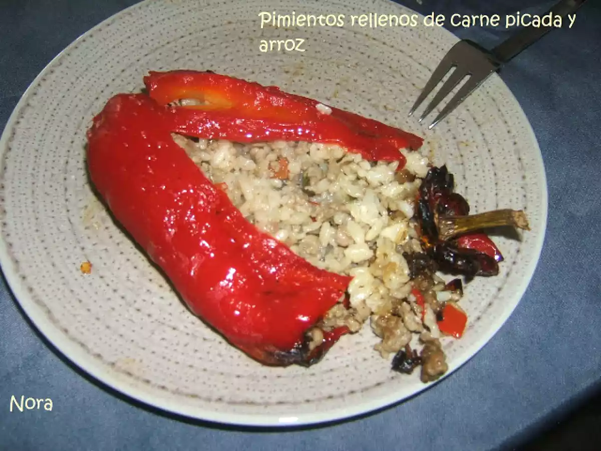 Pimientos rojos rellenos de carne picada y arroz.