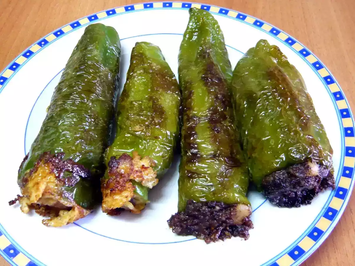 Pimientos verdes 2 rellenos (Morcilla y pera y revuelto de champis, puerro y gambas)