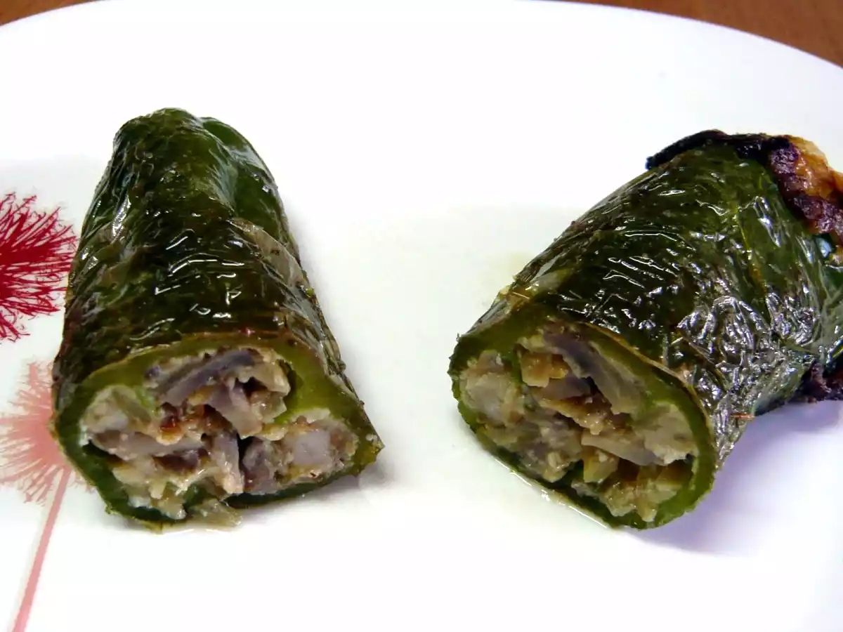 Pimientos verdes 2 rellenos (Morcilla y pera y revuelto de champis, puerro y gambas) - foto 2