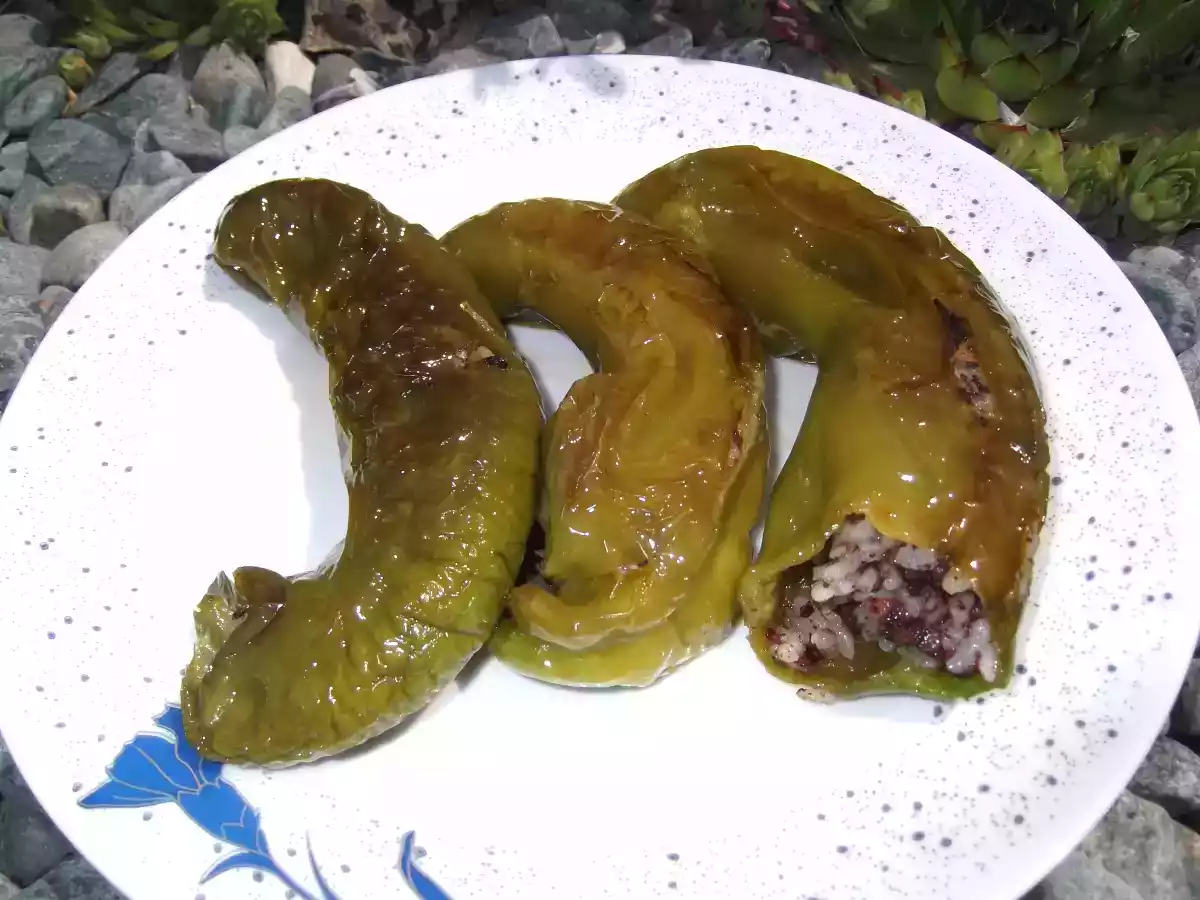 Pimientos verdes rellenos de arroz