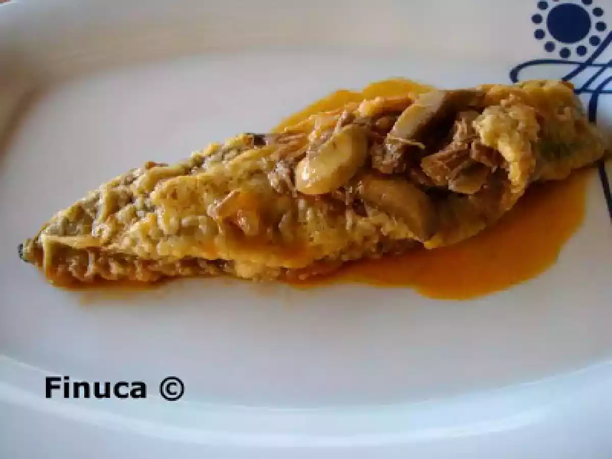 Pimientos verdes rellenos de carne de cocido y champiñón