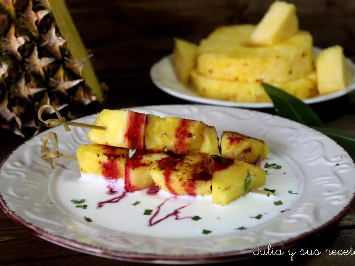 Piña a la plancha con sopa de yogur