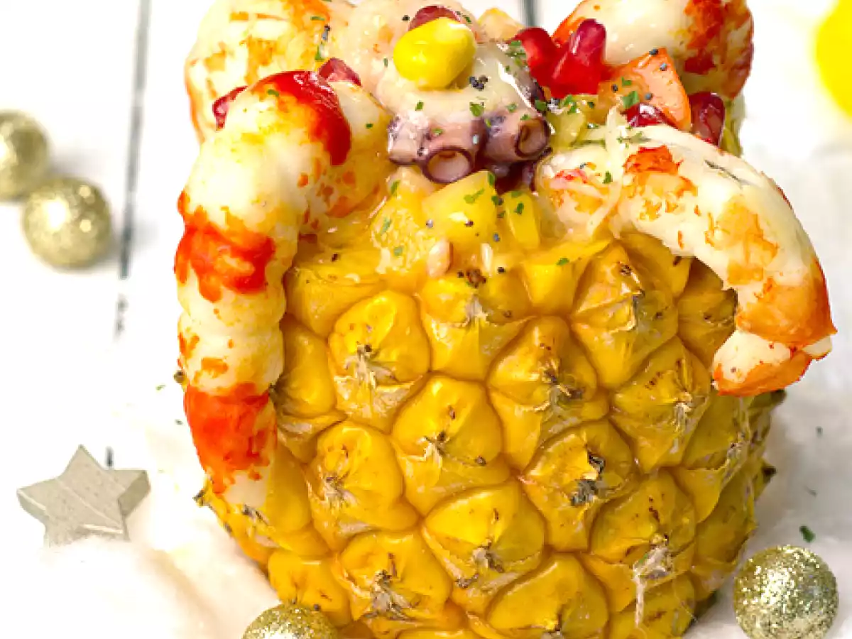 Piñas rellenas de marisco y salsa rosa