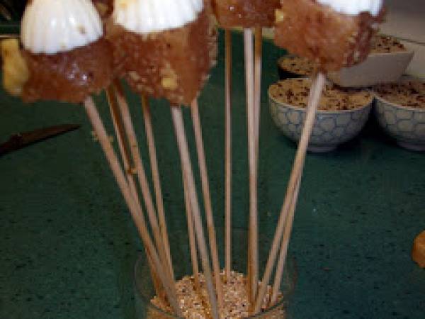 Pinchitos de queso fresco y membrillo con nueces