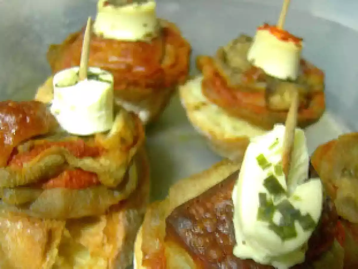 Pincho de berenjena asada con tomate y queso