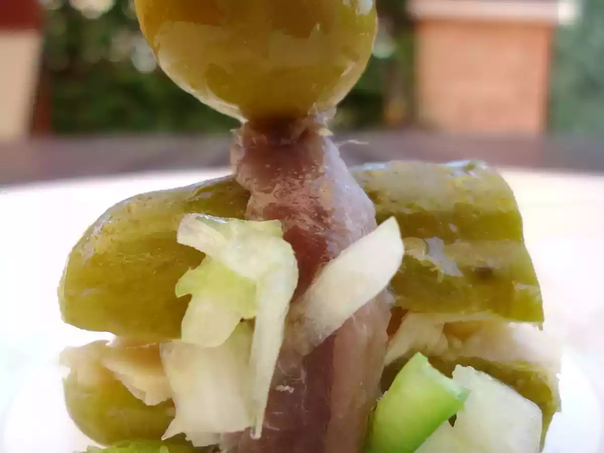 Pincho de bonito, pepinillo y anchoas con vinagreta - foto 2