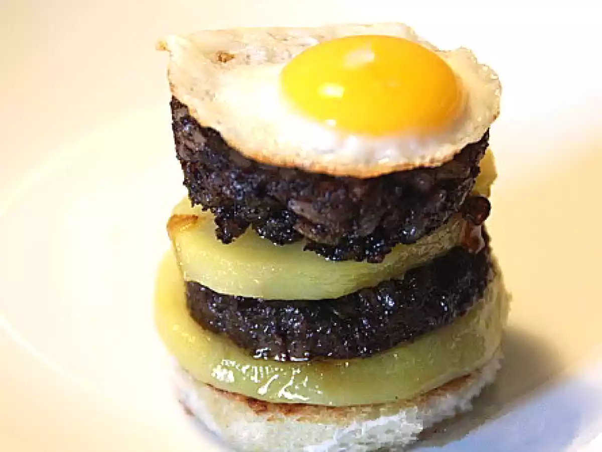 Pincho de Morcilla de Burgos con queso de cabra y patata cocida