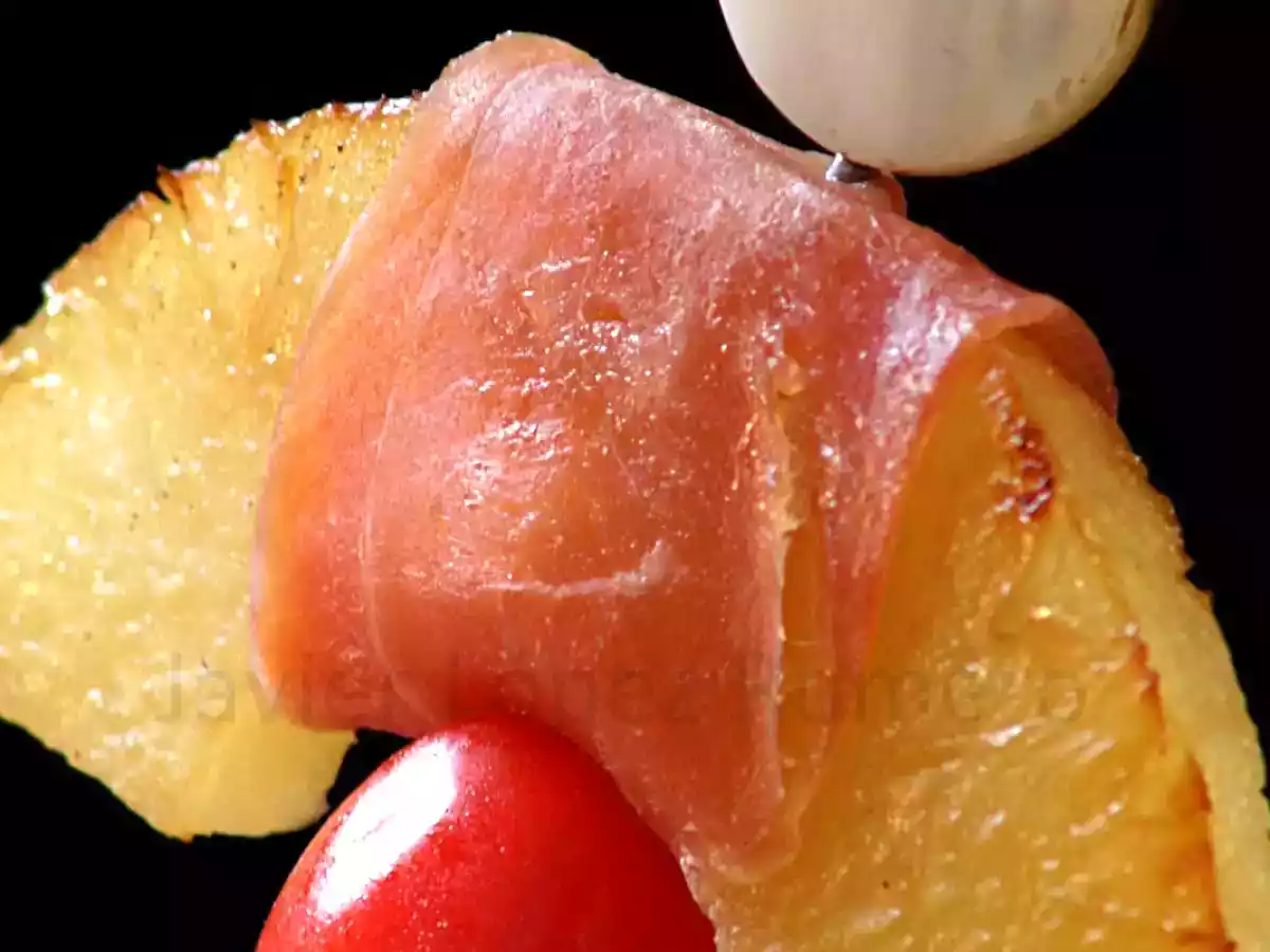 Pincho de piña asada con jamón