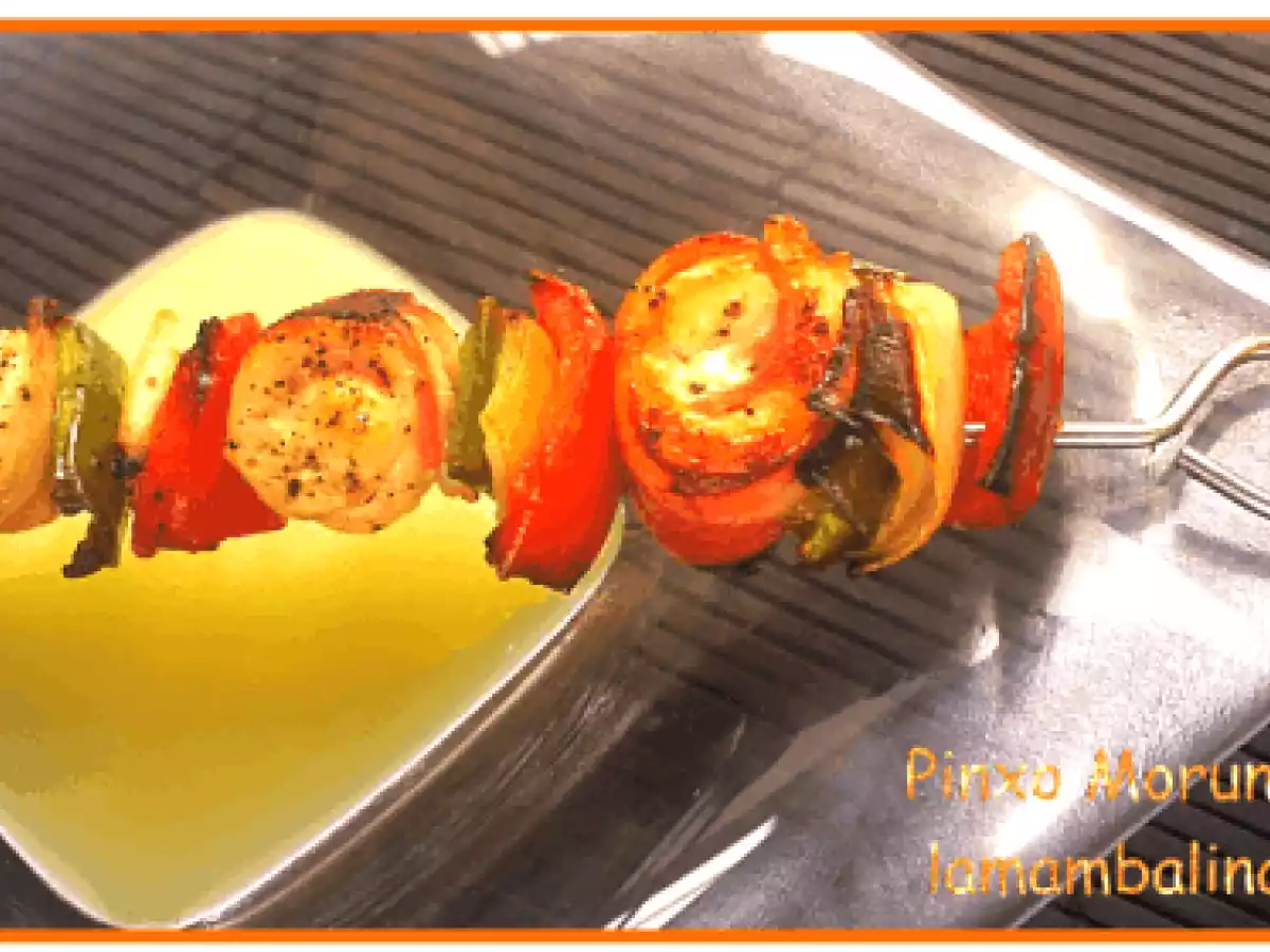 PINCHO MORUNO CON SALSA DULCE DE CEBOLLA