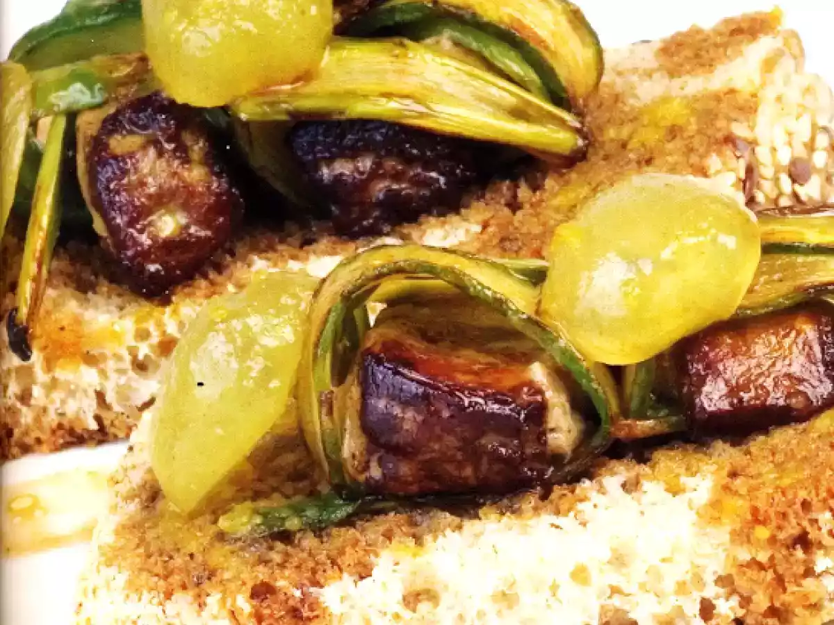 Pinchos de espárragos trigueros con salsa de uva