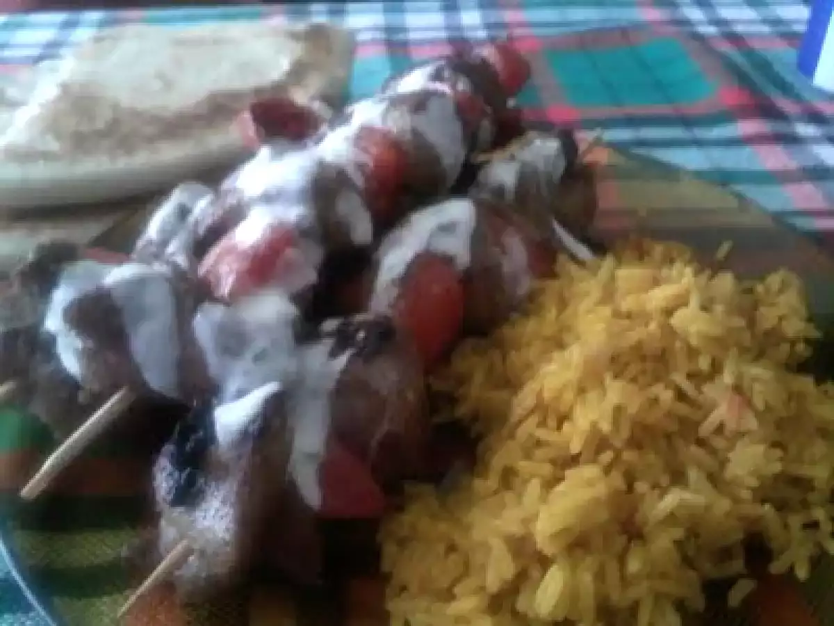 Pinchos morunos de pavo con salsa de yogur y arroz
