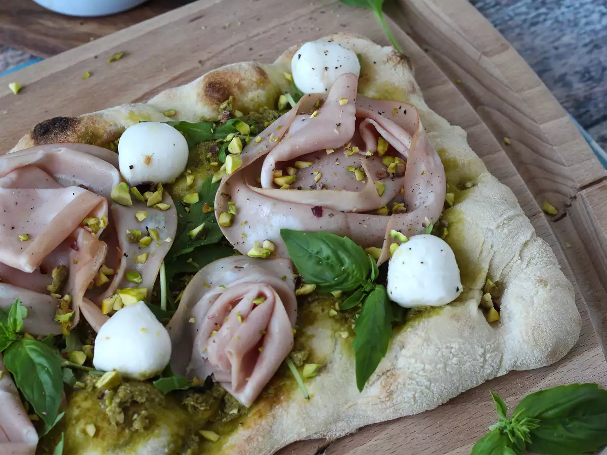 Pinsa con pesto y mortadela, ¡lista en 10 minutos!