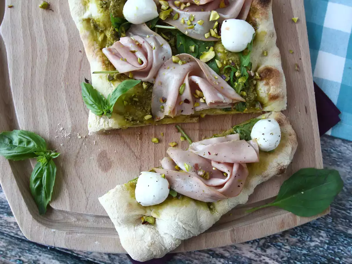 Pinsa con pesto y mortadela, ¡lista en 10 minutos! - foto 2