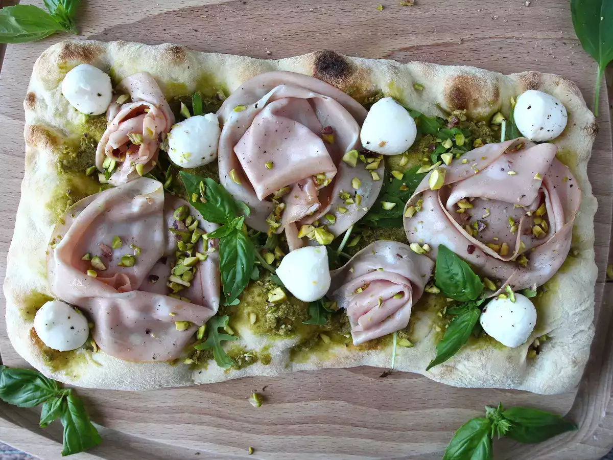 Pinsa con pesto y mortadela, ¡lista en 10 minutos! - foto 3