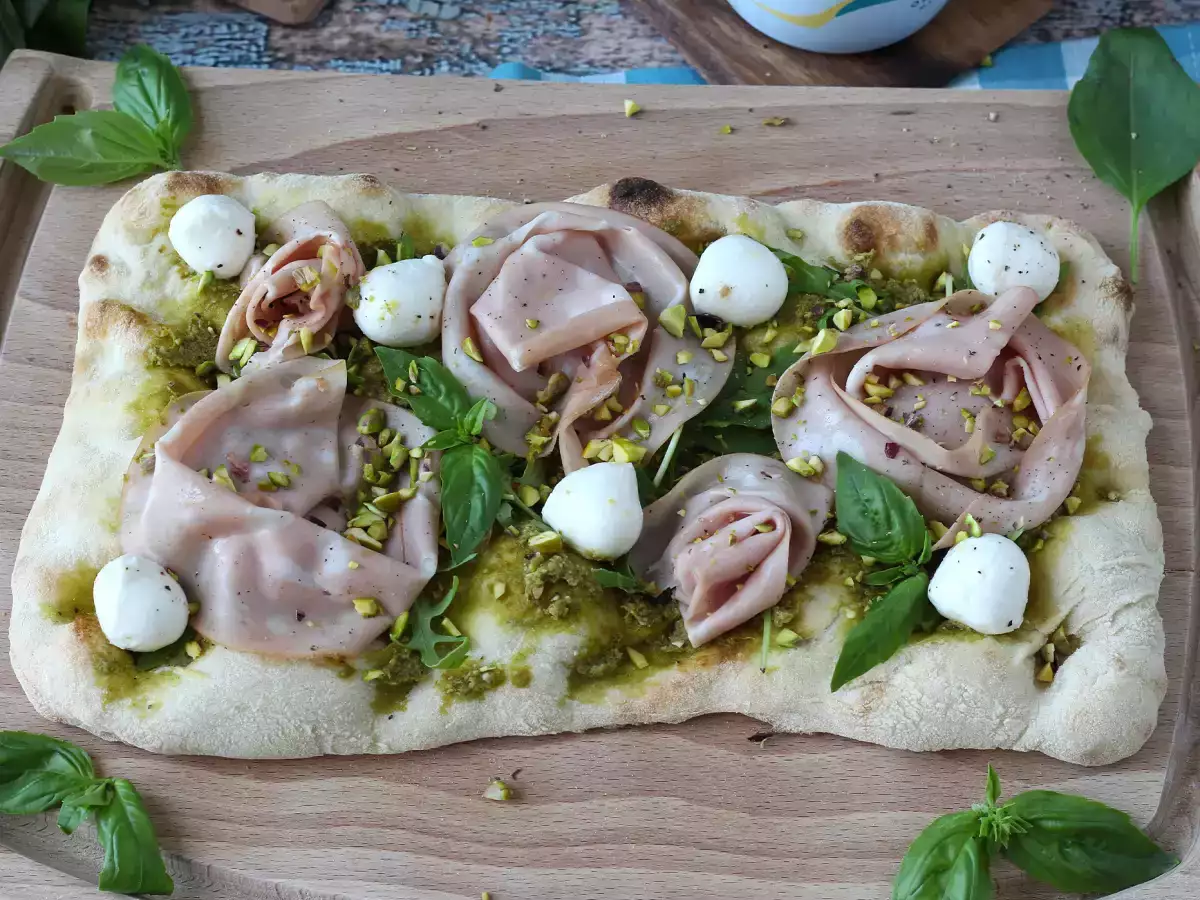 Pinsa con pesto y mortadela, ¡lista en 10 minutos! - foto 5
