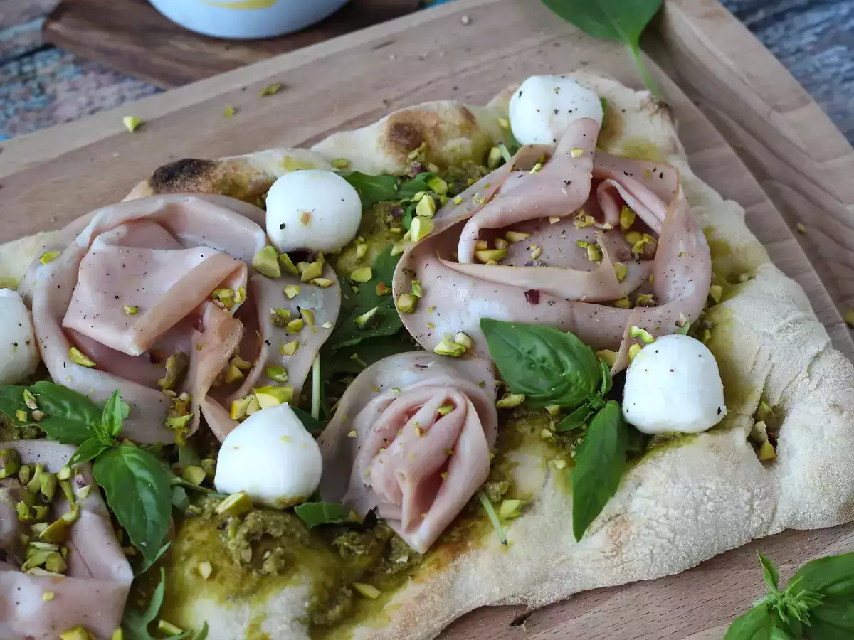 Pinsa con pesto y mortadela, ¡lista en 10 minutos! - foto 7
