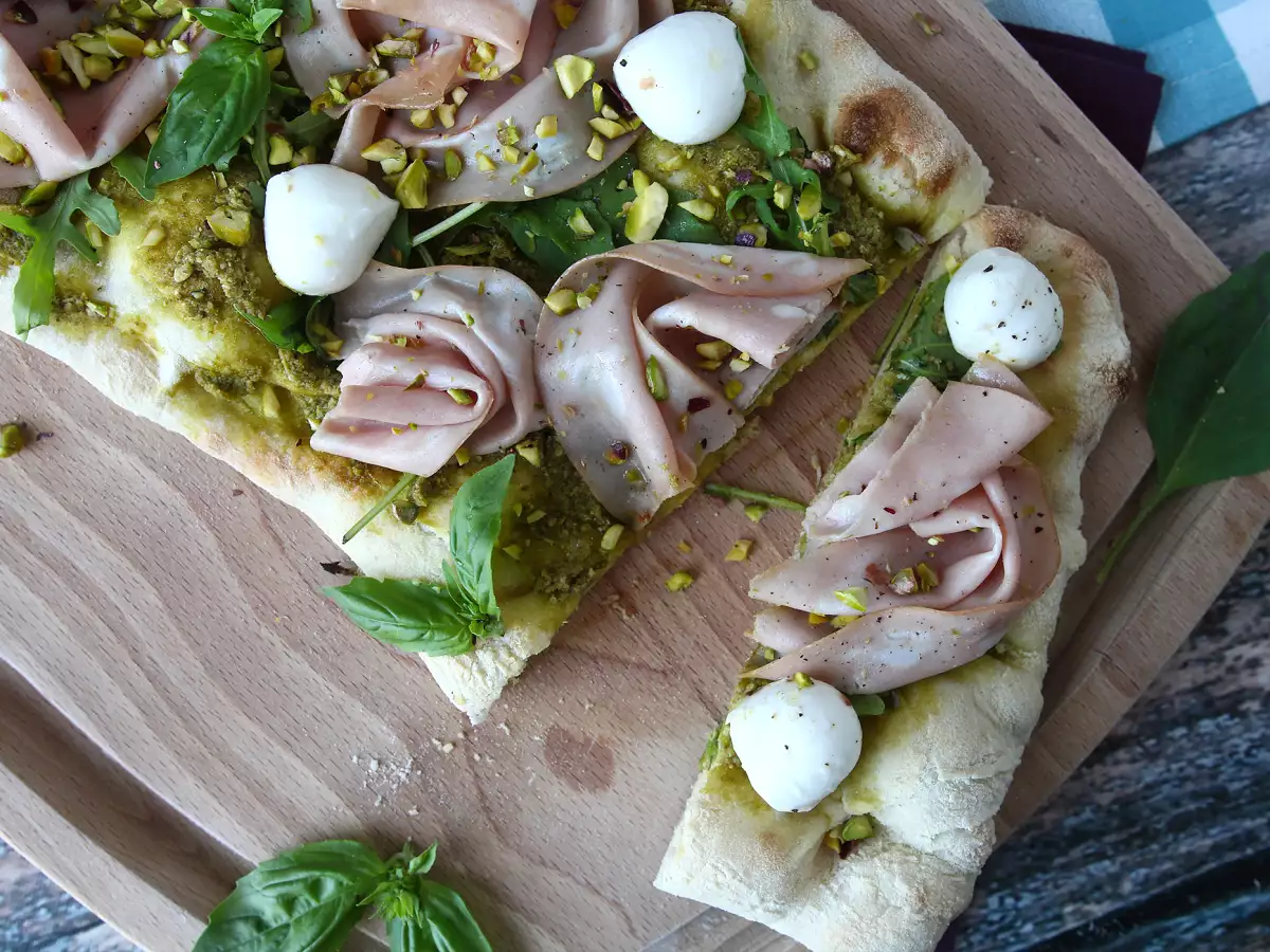 Pinsa con pesto y mortadela, ¡lista en 10 minutos! - foto 8