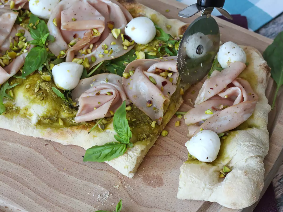 Pinsa con pesto y mortadela, ¡lista en 10 minutos! - foto 2