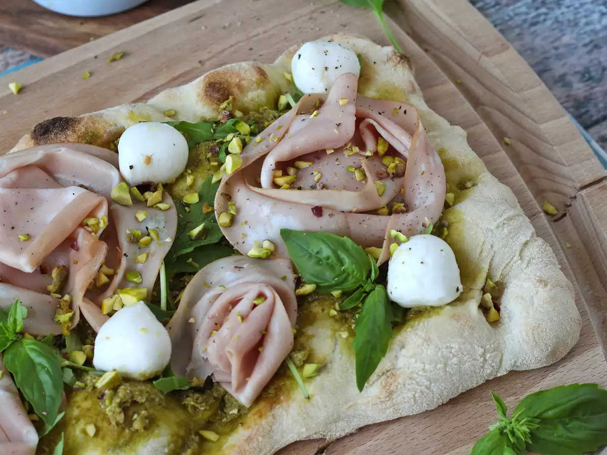 Pinsa con pesto y mortadela, ¡lista en 10 minutos!