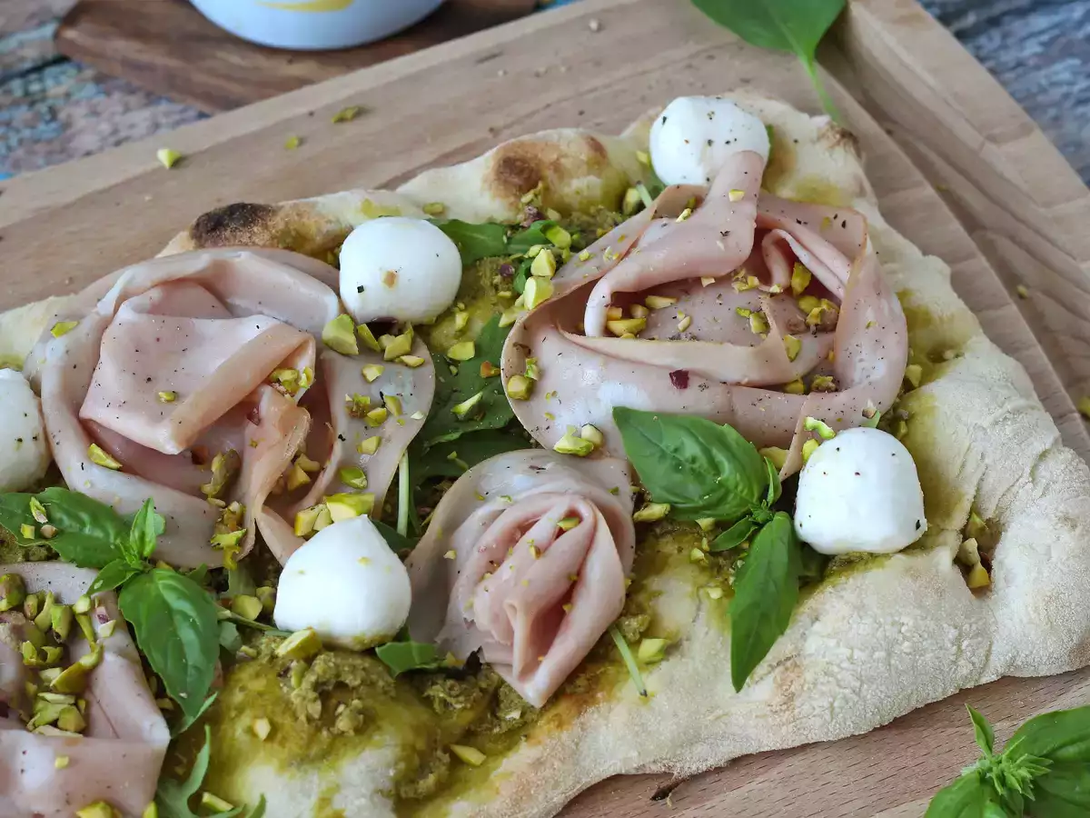 Pinsa con pesto y mortadela, ¡lista en 10 minutos! - foto 3