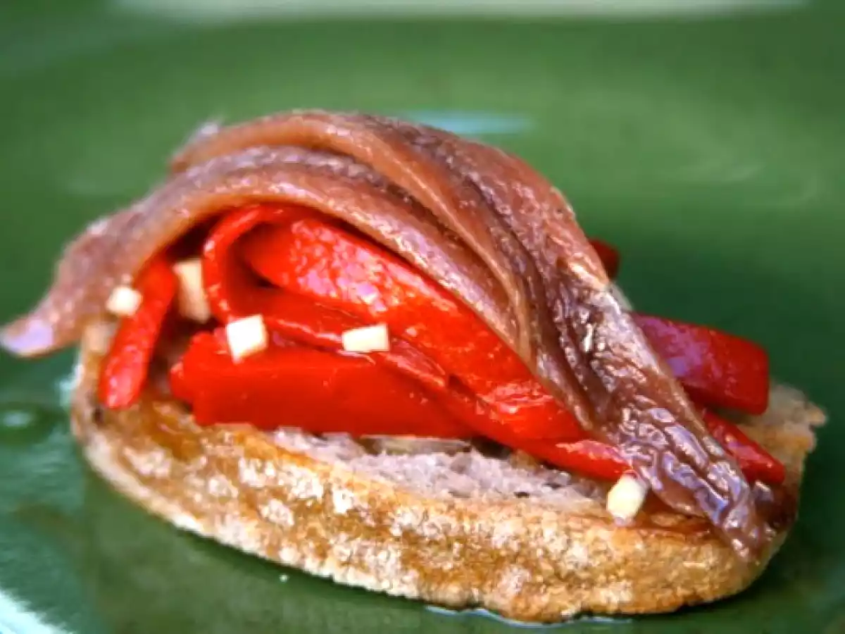 Pintxo de anchoas y pimientos del piquillo