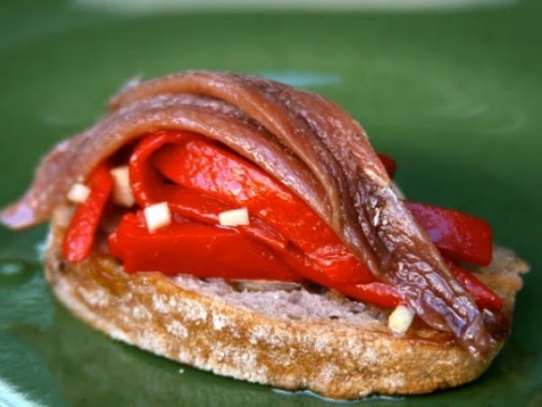 Pintxo de anchoas y pimientos del piquillo