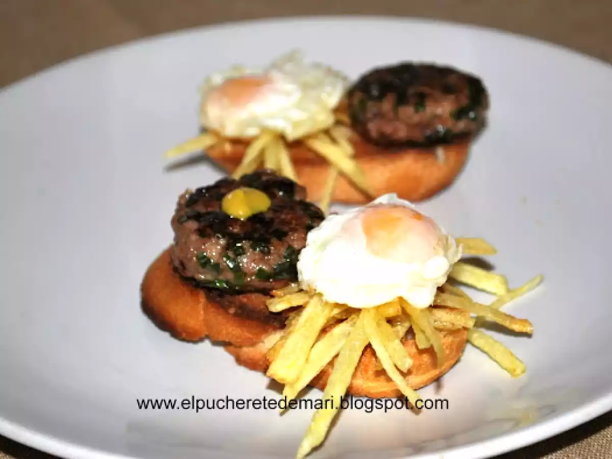 Pintxo de mini hamburguesa al cebollino y huevito de codorniz