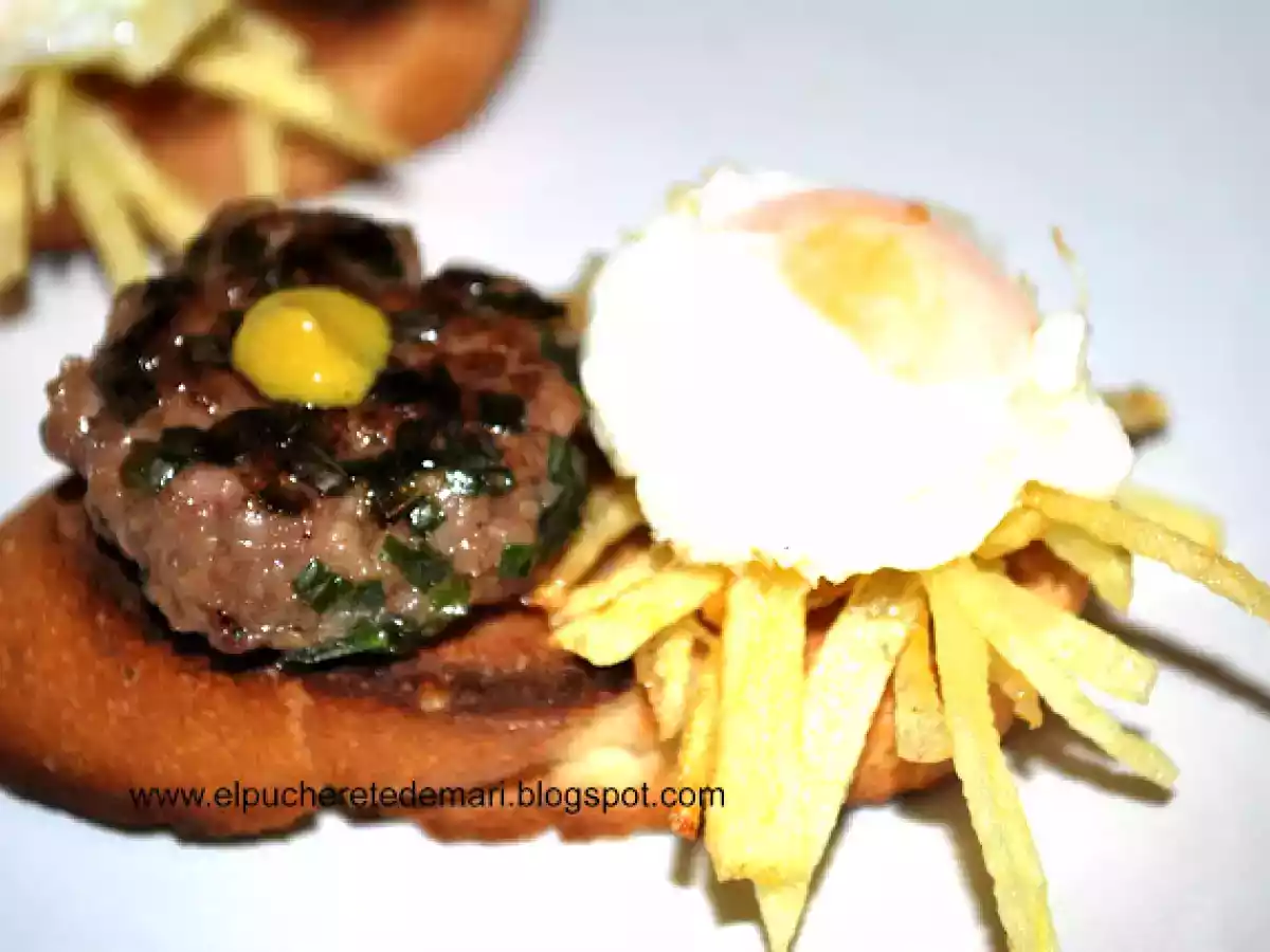 Pintxo de mini hamburguesa al cebollino y huevito de codorniz - foto 2