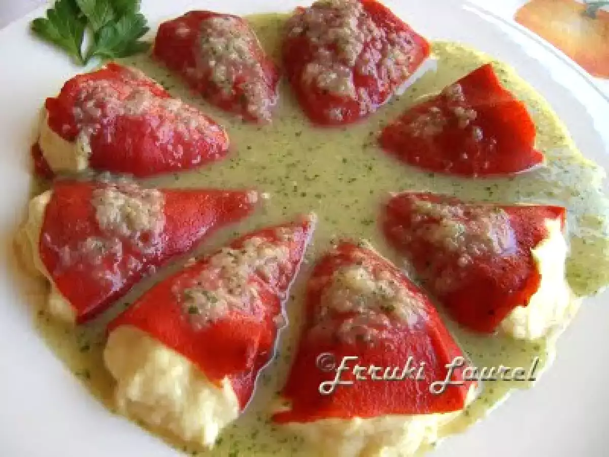 Piquillos rellenos de brandada de bacalao en salsa verde