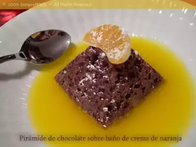 Pirámide de chocolate sobre baño de crema de naranja