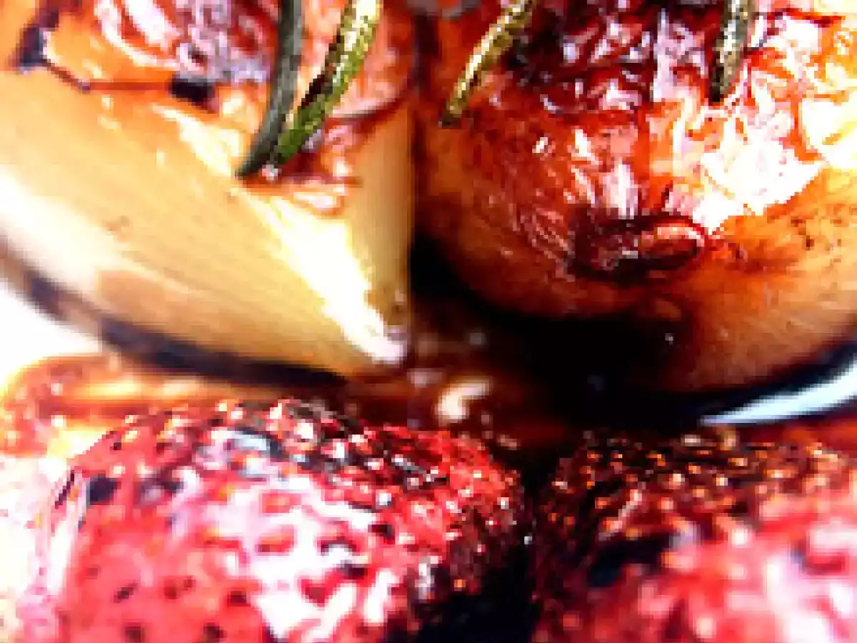 PIRULETAS DE CORDERO CON CEBOLLITAS BABY CONFITADAS Y FRESAS FRITAS